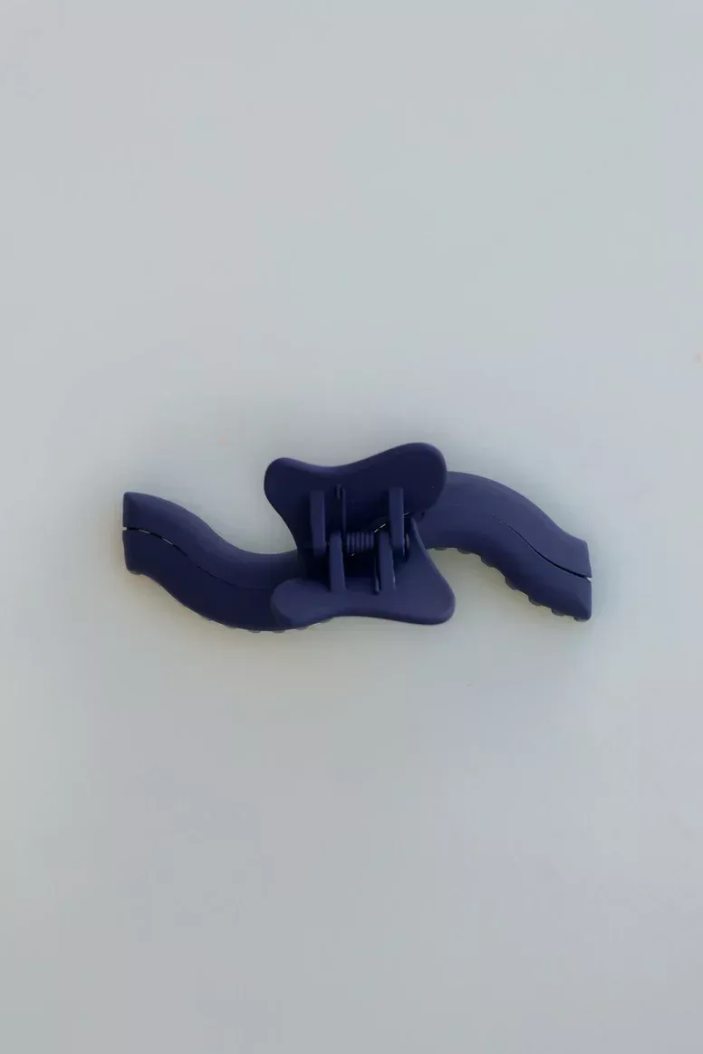 Kaxi Wavy Midi Hold Everything Claw